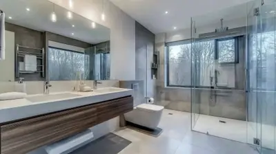 Baño reformado con diseño moderno y ducha