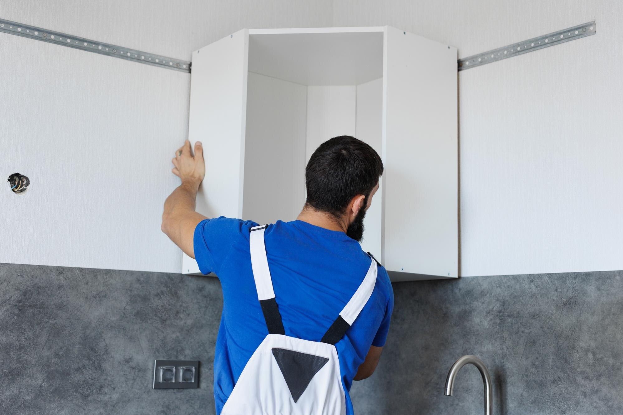 Instalación de mobiliario durante la reforma de una cocina